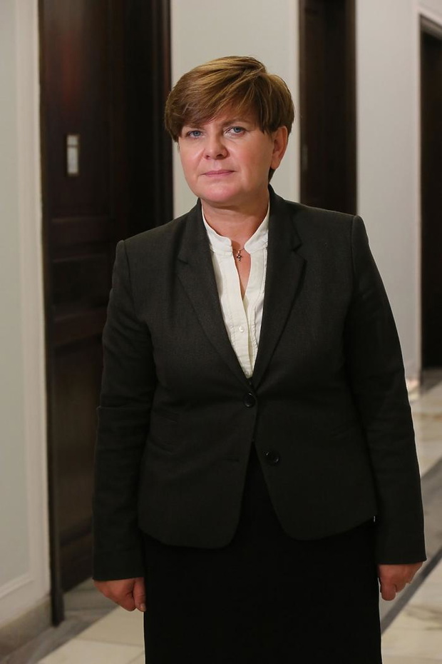 beata-szydlo-urodzila-sie-w-1963-roku-308880-1X700-4d3f1bd