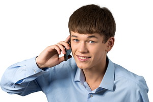 mężczyzna rozmawia przez telefon