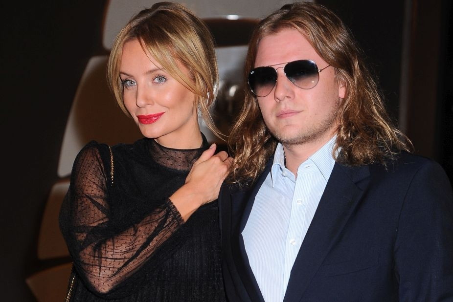 Agnieszka Szulim w czarnej sukience i Piotr Woźniak-Starak w garniturze
