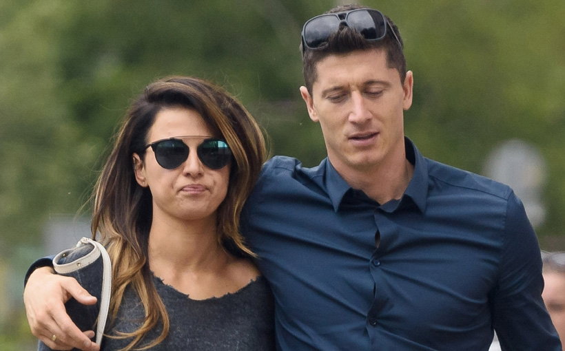 Robert Lewandowski w granatowej koszuli na spacerze z żoną Anią