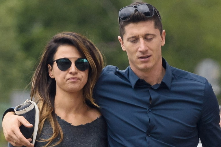 Robert Lewandowski w granatowej koszuli na spacerze z żoną Anią