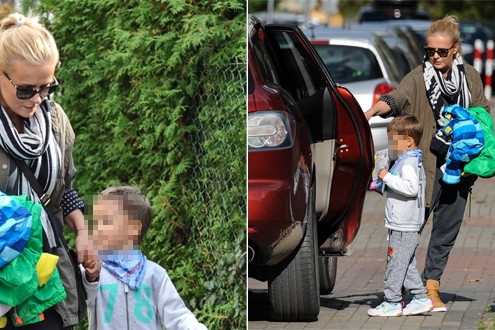 Aneta Zając w szaliku z krate i okularach przeciwsłonecznych na ulicy z synami w szarych dresach
