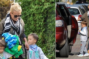 Aneta Zając w szaliku z krate i okularach przeciwsłonecznych na ulicy z synami w szarych dresach