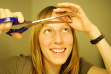 Kobieta tnie włosy