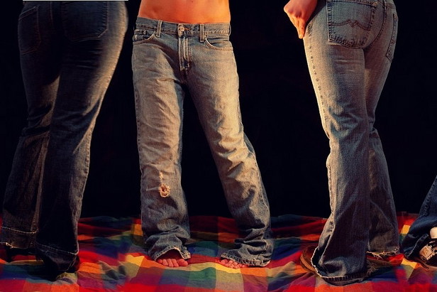 Ludzie w jeansach