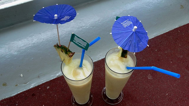 dwa drinki z palemką