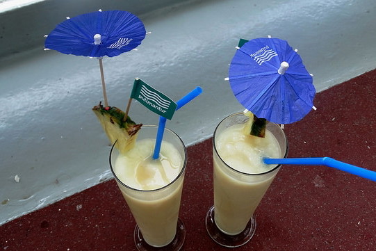 dwa drinki z palemką