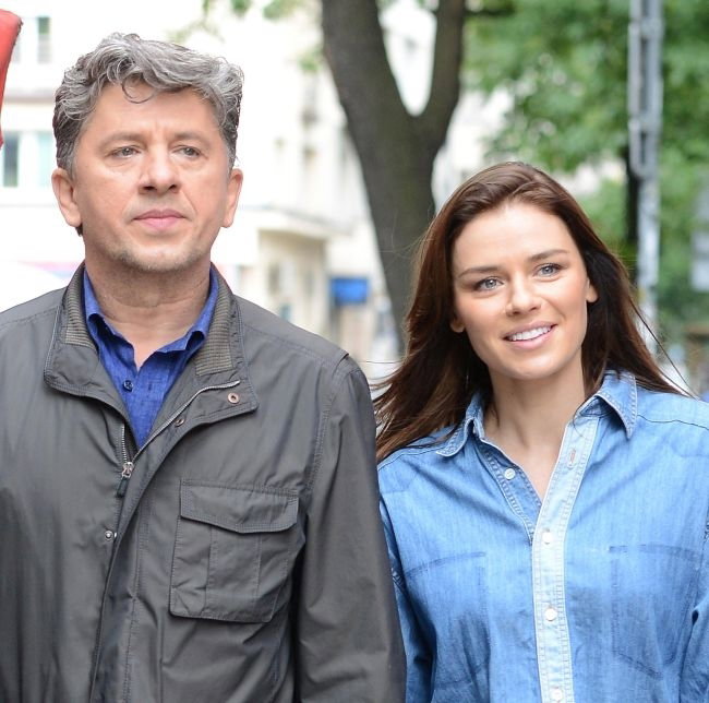 Janusz Józefowicz i Natasza Urbańska na spacerze w Warszawie