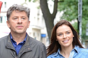 Janusz Józefowicz i Natasza Urbańska na spacerze w Warszawie