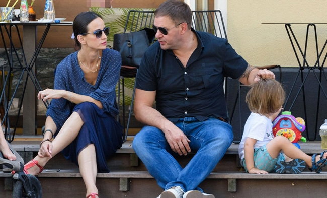 Viola Kołakowska i Tomasz Karolak z dziećmi