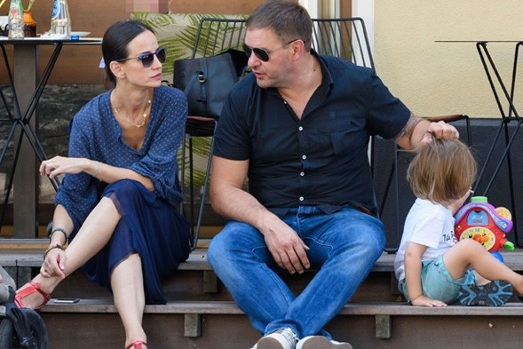 Viola Kołakowska i Tomasz Karolak z dziećmi