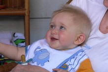 uśmiechnięty chłopczyk