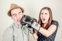 Kobieta bije mężczyznę