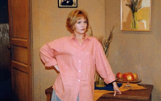 Agnieszka Pilaszewska na spacerze z psem