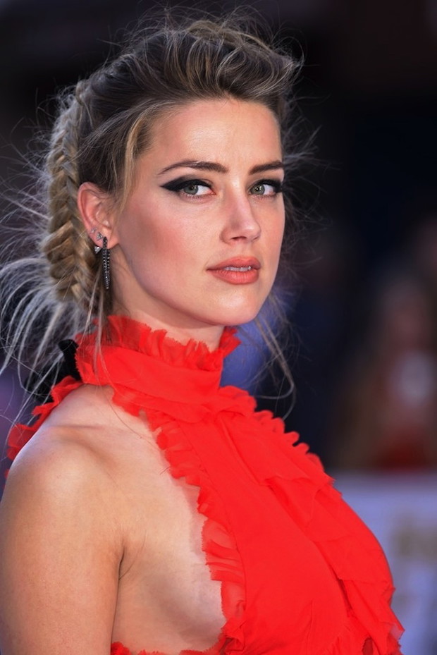 Amerykańska aktorka i modelka Amber Heard oraz jej wspaniały, podpięty warkocz - kłos na brytyjskiej premierze Magic Mike XXL