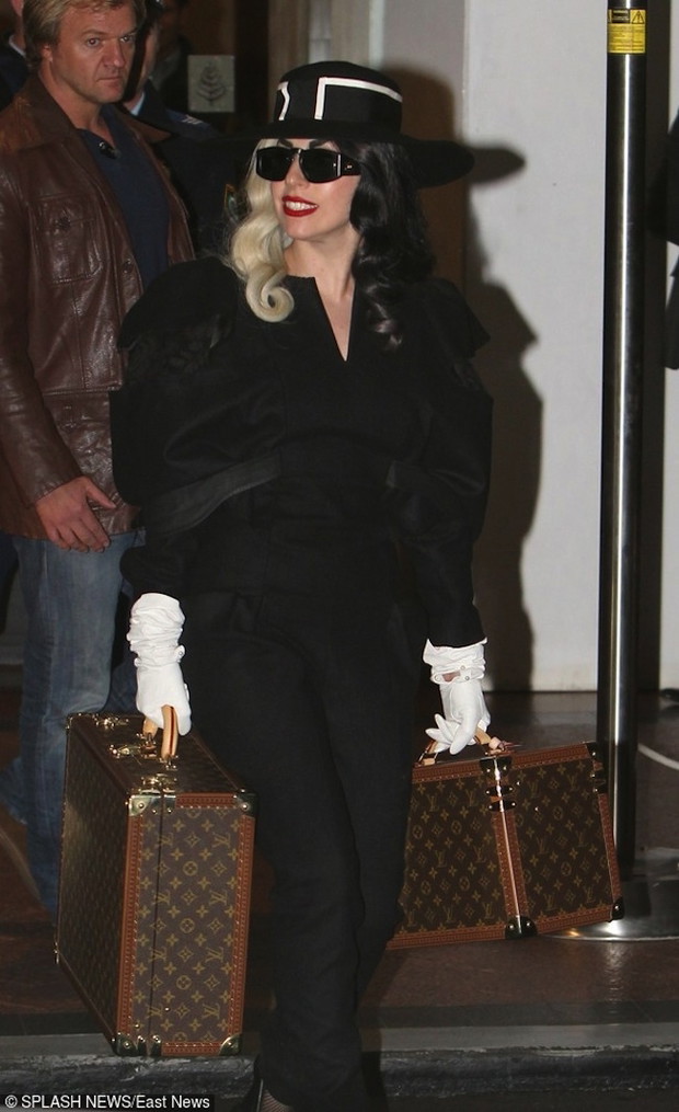 Lady Gaga zażartowała z marki, która zasłynęła przecież produkując walizki i torby podróżne.