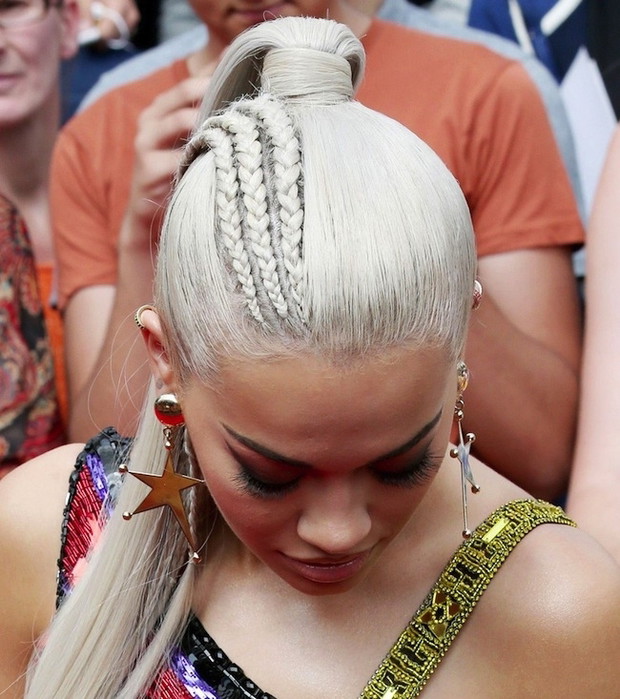 Rita Ora i jej niesamowita fryzura: wysoki kucyk i trzy dobierane warkocze. Gwiazda jak zawsze olśniła wszystkich na przesłuchaniach do nowej edycji brytyjskiego X-Factor.