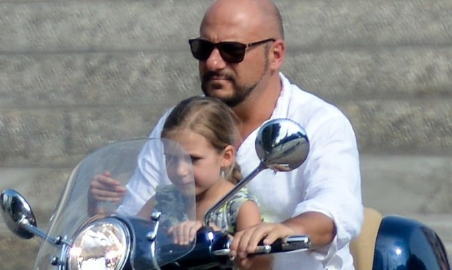 Piotr Gąsowski i Anna Głogowska z córką w restauracji