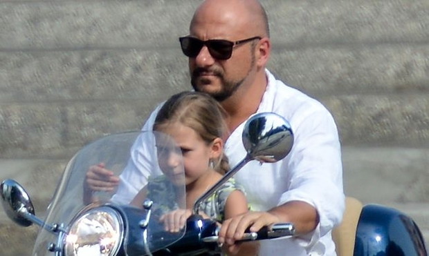 Piotr Gąsowski i Anna Głogowska z córką w restauracji