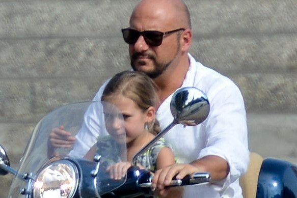 Piotr Gąsowski i Anna Głogowska z córką w restauracji