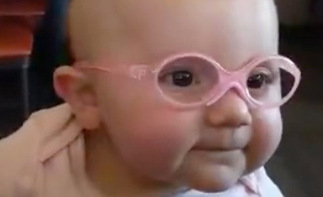 Dziecko pierwszy raz widzi mamę i tatę przez okulary