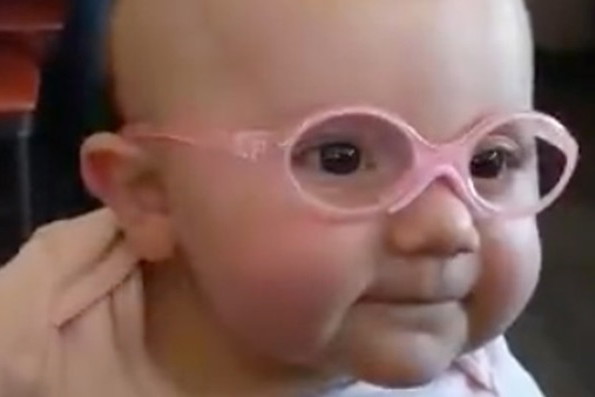 Dziecko pierwszy raz widzi mamę i tatę przez okulary
