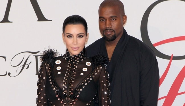 Kanye West na festiwalu Glastonbury i naga Kim Kardashian na fladze