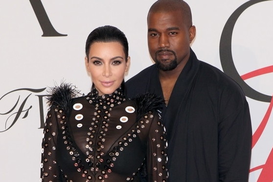 Kanye West na festiwalu Glastonbury i naga Kim Kardashian na fladze