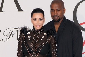 Kanye West na festiwalu Glastonbury i naga Kim Kardashian na fladze
