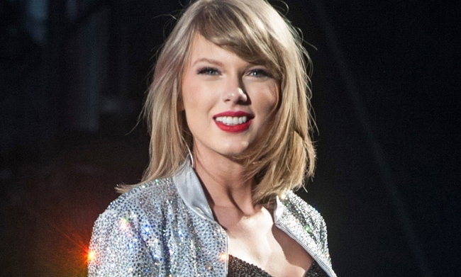Taylor Swift w krótkiej spódnicy na koncercie