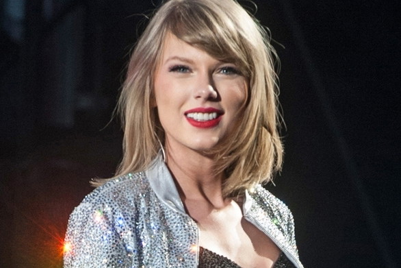 Taylor Swift w krótkiej spódnicy na koncercie