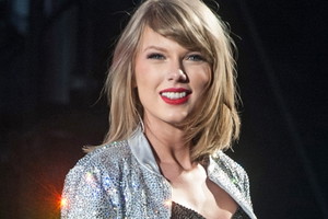 Taylor Swift w krótkiej spódnicy na koncercie