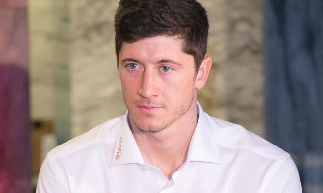 Robert Lewandowski w masce przed meczem
