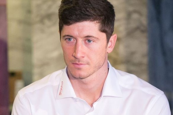 Robert Lewandowski w masce przed meczem