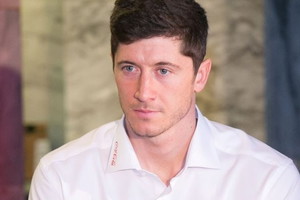 Robert Lewandowski w masce przed meczem