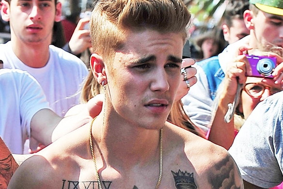 Justin Bieber bez koszulki w Cannes