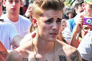 Justin Bieber bez koszulki w Cannes