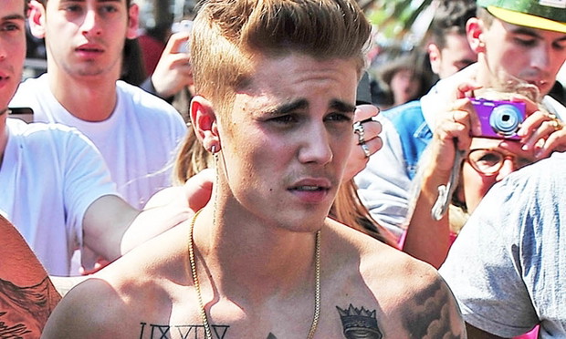 Justin Bieber bez koszulki w Cannes