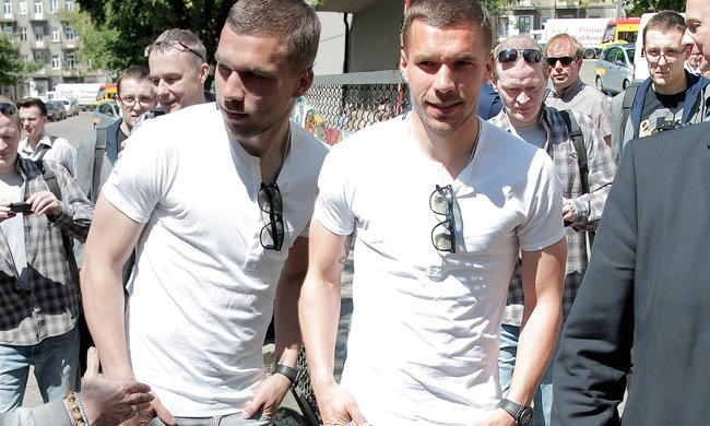Łukasz Podolski na otwarciu warszawskiej placówki fundacji ARKA