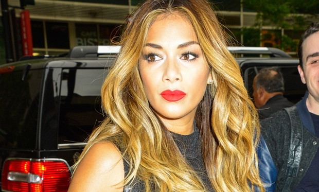 Smutna Nicole Scherzinger rozdaje autografy