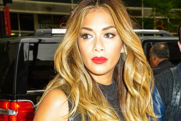 Smutna Nicole Scherzinger rozdaje autografy