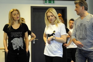 Natasza Urbańska, Barbara Kurdej Szatan i Janusz Józefowicz na próbie musicalu " Legalna Blondynka"