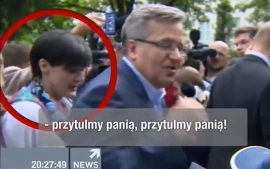 Bronisław Komorowski rozmawia z niepełnosprawną kobietą. Kampania wyborcza Bronisława Komorowskiego.