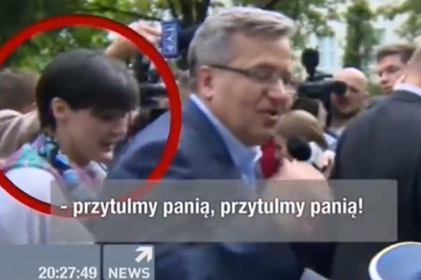 Bronisław Komorowski rozmawia z niepełnosprawną kobietą. Kampania wyborcza Bronisława Komorowskiego.