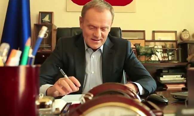 Donald Tusk śpiewa przebój Beatlesów