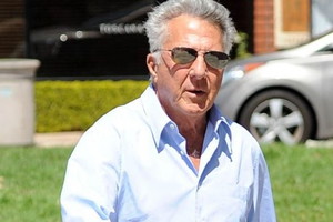 Dustin Hoffman na spacerze