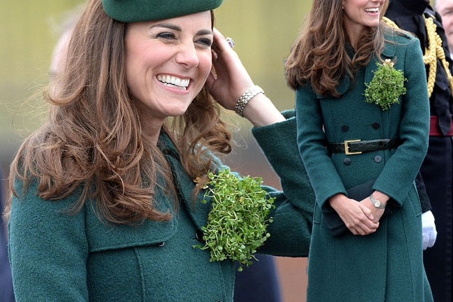 Księżna Kate w zielonym płaszczu marki Hobbs
