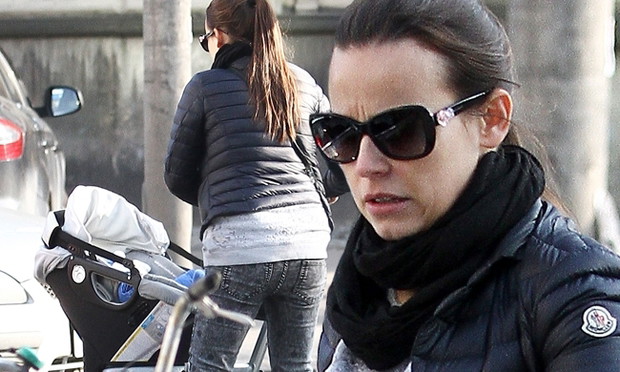 Anna Mucha na parkingu w Warszawie