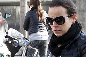 Anna Mucha na parkingu w Warszawie