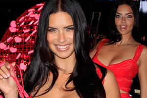 Adriana Lima w sklepie Victoria's Secret